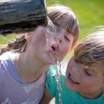 Wasser wertvoll trinken Kinder 771601 c Petra auf Pixabay