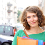 Studentin mit Arbeitsmappen