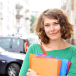 Studentin mit Arbeitsmappen