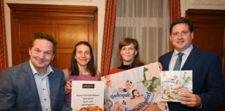 Spione mit Badehöschen im Kipferl-Schlaraffenland