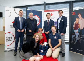 „Fit4Reanimation“ trainiert in der Schule Wiederbelebung