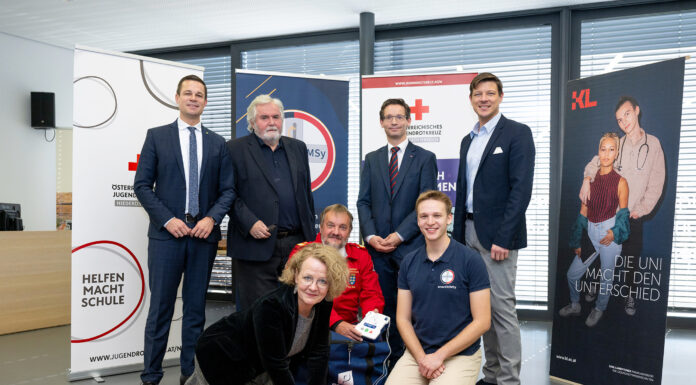 „Fit4Reanimation“ trainiert in der Schule Wiederbelebung