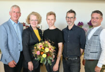 Schülerinnen schneidern eigenes Dirndl an Fachschule Warth