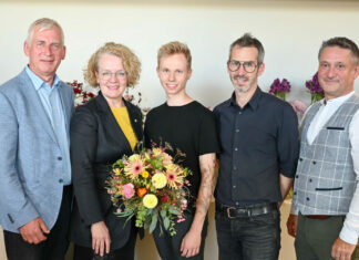 Schülerinnen schneidern eigenes Dirndl an Fachschule Warth