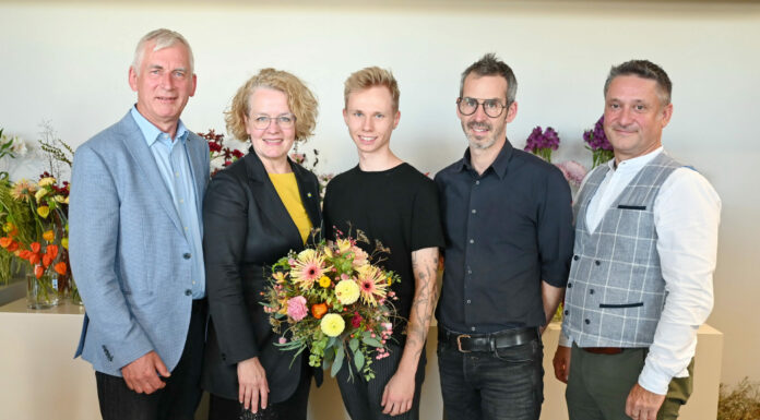 Schülerinnen schneidern eigenes Dirndl an Fachschule Warth