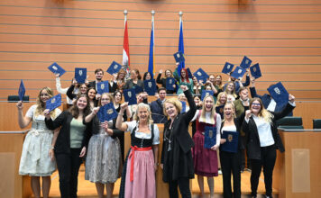 Erste Absolventinnen und Absolventen des Lehrganges „Sozialbetreuungsberufe im ländlichen Raum“