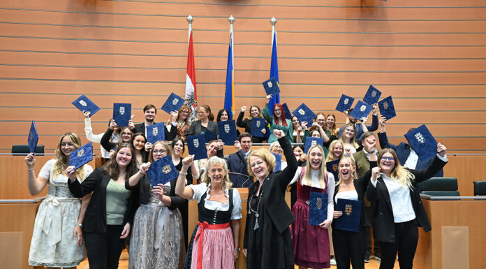 Erste Absolventinnen und Absolventen des Lehrganges „Sozialbetreuungsberufe im ländlichen Raum“