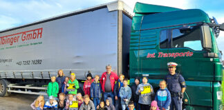 WKNÖ-Aktion: Lkw der Wakolbinger Transporte bei der Volksschule Rosenau am Sonntagberg