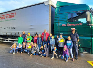 WKNÖ-Aktion: Lkw der Wakolbinger Transporte bei der Volksschule Rosenau am Sonntagberg