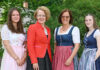 Schülerinnen schneidern eigenes Dirndl an Fachschule Warth