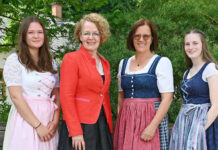 Schülerinnen schneidern eigenes Dirndl an Fachschule Warth