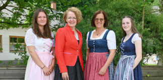 Schülerinnen schneidern eigenes Dirndl an Fachschule Warth
