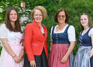 Schülerinnen schneidern eigenes Dirndl an Fachschule Warth