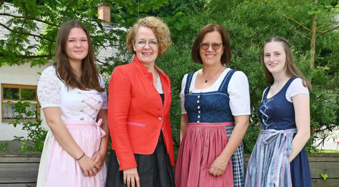 Schülerinnen schneidern eigenes Dirndl an Fachschule Warth