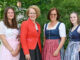 Schülerinnen schneidern eigenes Dirndl an Fachschule Warth