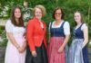 Schülerinnen schneidern eigenes Dirndl an Fachschule Warth