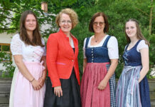 Schülerinnen schneidern eigenes Dirndl an Fachschule Warth