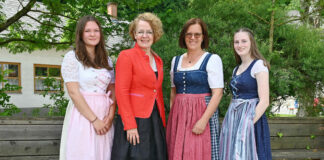 Schülerinnen schneidern eigenes Dirndl an Fachschule Warth