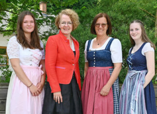 Schülerinnen schneidern eigenes Dirndl an Fachschule Warth