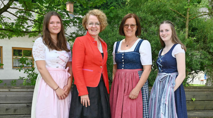 Schülerinnen schneidern eigenes Dirndl an Fachschule Warth