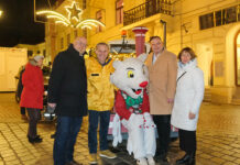 Adventkonzert und festlich beleuchtetes Rathaus