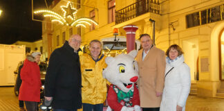 Adventkonzert und festlich beleuchtetes Rathaus