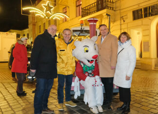 Adventkonzert und festlich beleuchtetes Rathaus