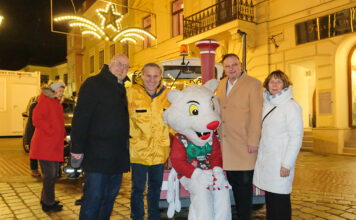 Adventkonzert und festlich beleuchtetes Rathaus
