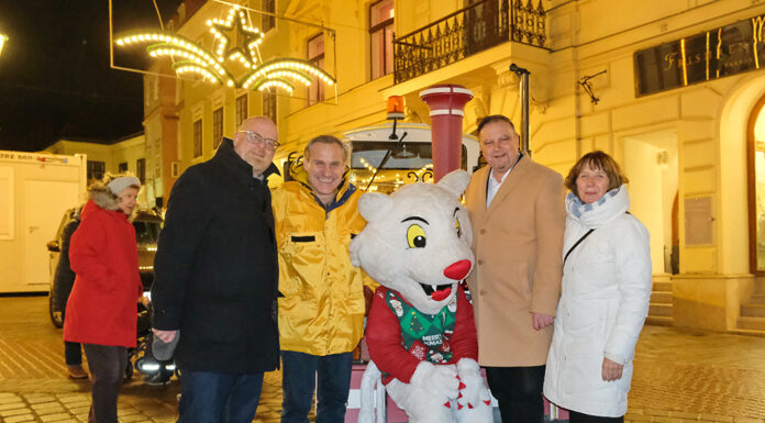 Adventkonzert und festlich beleuchtetes Rathaus