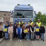 Lkw der Mitterbauer Reisen & Logistik GmbH bei der Volksschule Ruprechtshofen