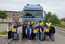 Lkw der Mitterbauer Reisen & Logistik GmbH bei der Volksschule Ruprechtshofen