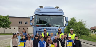 Lkw der Mitterbauer Reisen & Logistik GmbH bei der Volksschule Ruprechtshofen