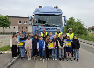 Lkw der Mitterbauer Reisen & Logistik GmbH bei der Volksschule Ruprechtshofen