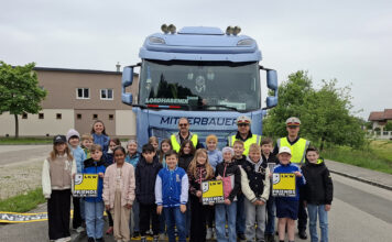Lkw der Mitterbauer Reisen & Logistik GmbH bei der Volksschule Ruprechtshofen