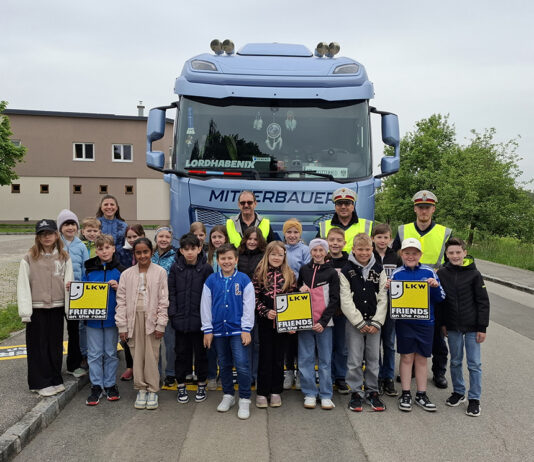 Lkw der Mitterbauer Reisen & Logistik GmbH bei der Volksschule Ruprechtshofen