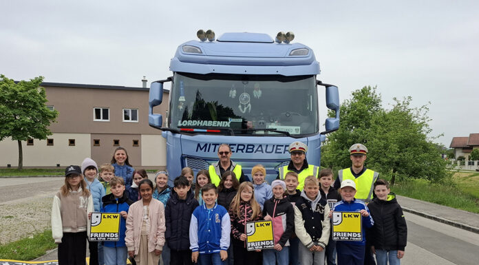 Lkw der Mitterbauer Reisen & Logistik GmbH bei der Volksschule Ruprechtshofen