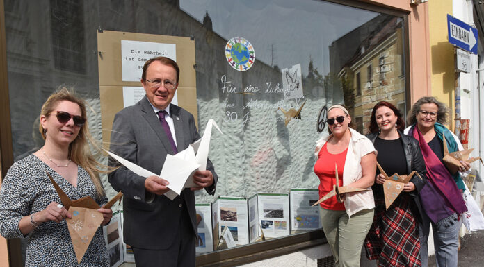 Poster-Ausstellung zu Atombombenangriffen 1945