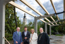 Stift Altenburg überdacht 135 Parkplätze mit PV-Anlage