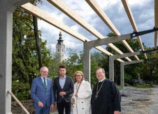 Stift Altenburg überdacht 135 Parkplätze mit PV-Anlage