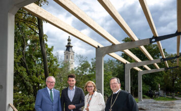Stift Altenburg überdacht 135 Parkplätze mit PV-Anlage