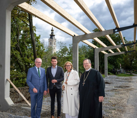 Stift Altenburg überdacht 135 Parkplätze mit PV-Anlage