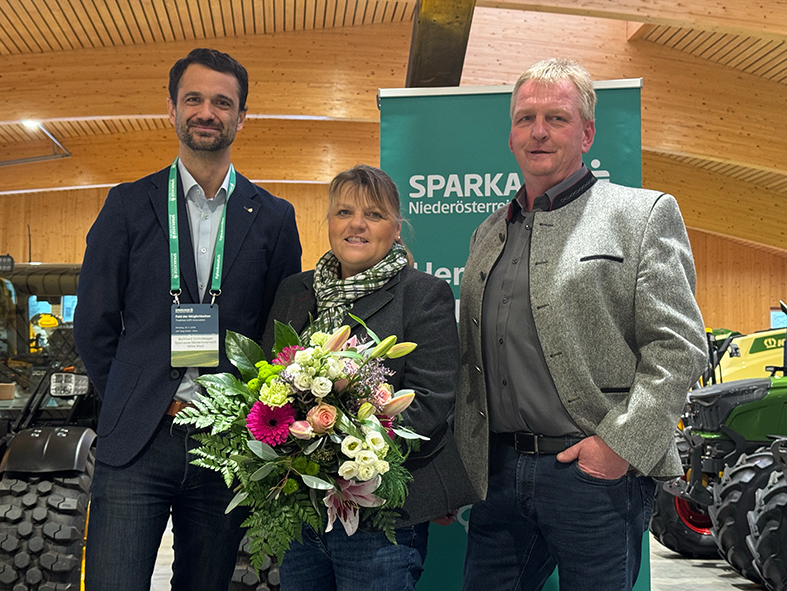 Bei LMT Bugl, einem der größten Anbieter für landwirtschaftliche Maschinen in der Region fand das Event statt. (v.l) Burkhard Schindlegger (Leiter Kommerzkunden Sparkasse NÖ Mitte West), Marianne Bugl und ihr Ehemann Christian Bugl.