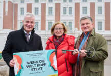 Schlüsselübergabe an Landesausstellungsteam im Landesklinikum Mauer