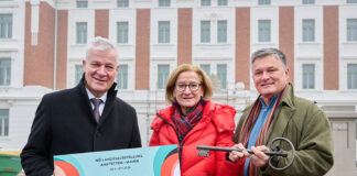 Schlüsselübergabe an Landesausstellungsteam im Landesklinikum Mauer