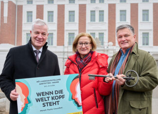 Schlüsselübergabe an Landesausstellungsteam im Landesklinikum Mauer