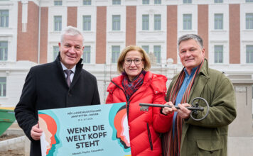 Schlüsselübergabe an Landesausstellungsteam im Landesklinikum Mauer