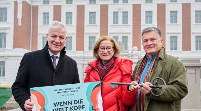 Schlüsselübergabe an Landesausstellungsteam im Landesklinikum Mauer