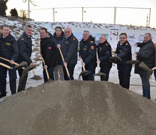 Feuerwehroffensive: Spatenstich in Pummersdorf