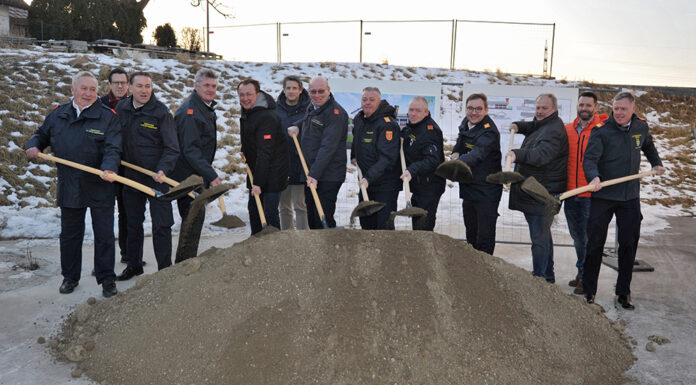 Feuerwehroffensive: Spatenstich in Pummersdorf
