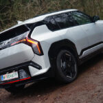 Kleiner Bruder mit großer Attitüde